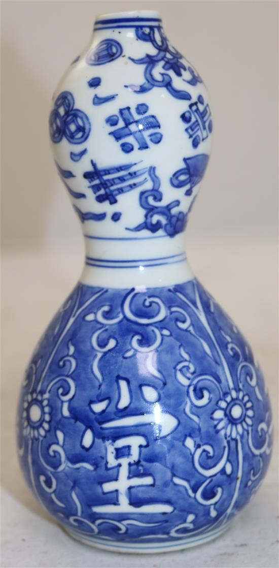 A Chinese blue and white double gourd shaped vase, possibly late Ming dynasty, 17cm, hairline cracks